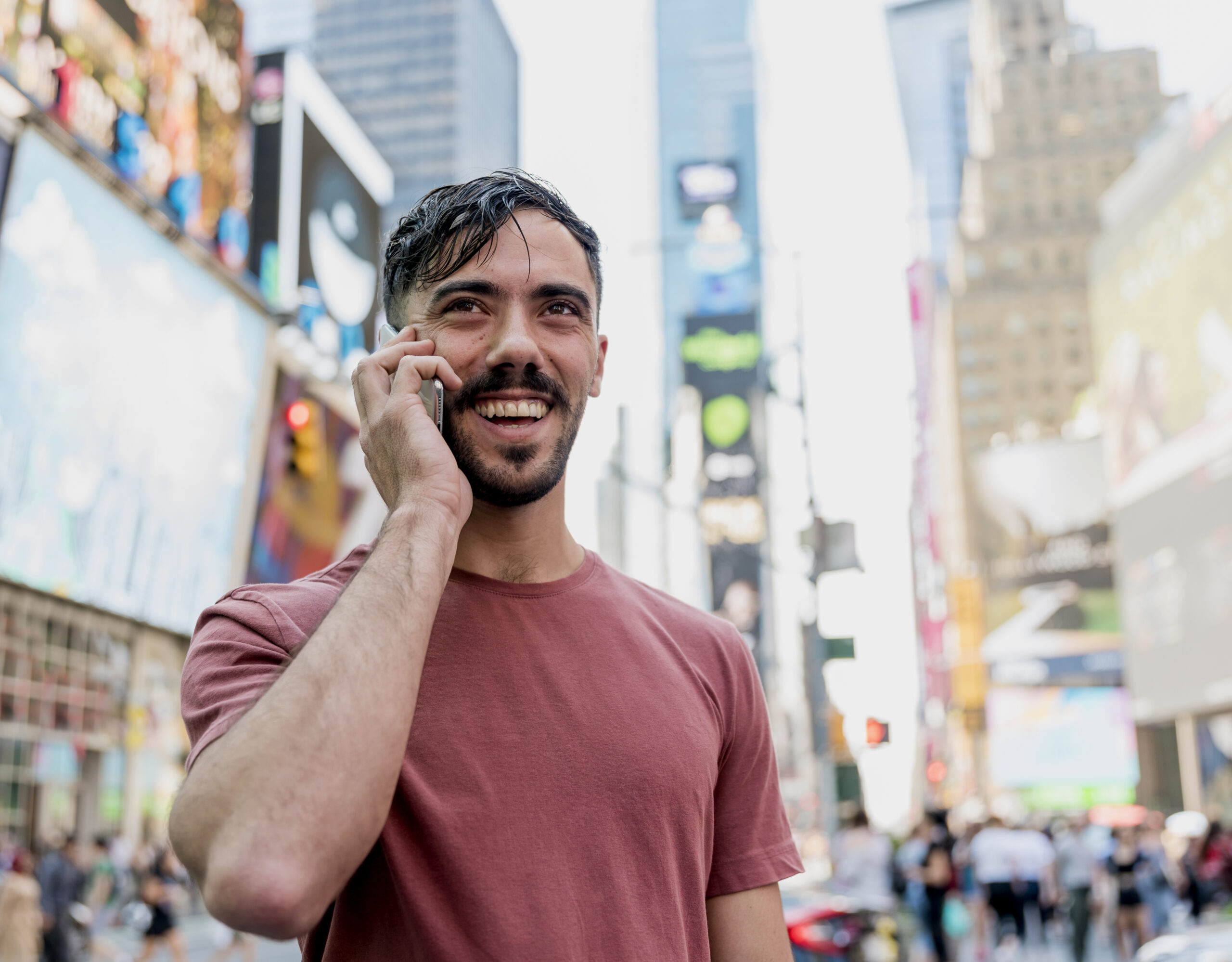 hombre guapo hablando en el telefono