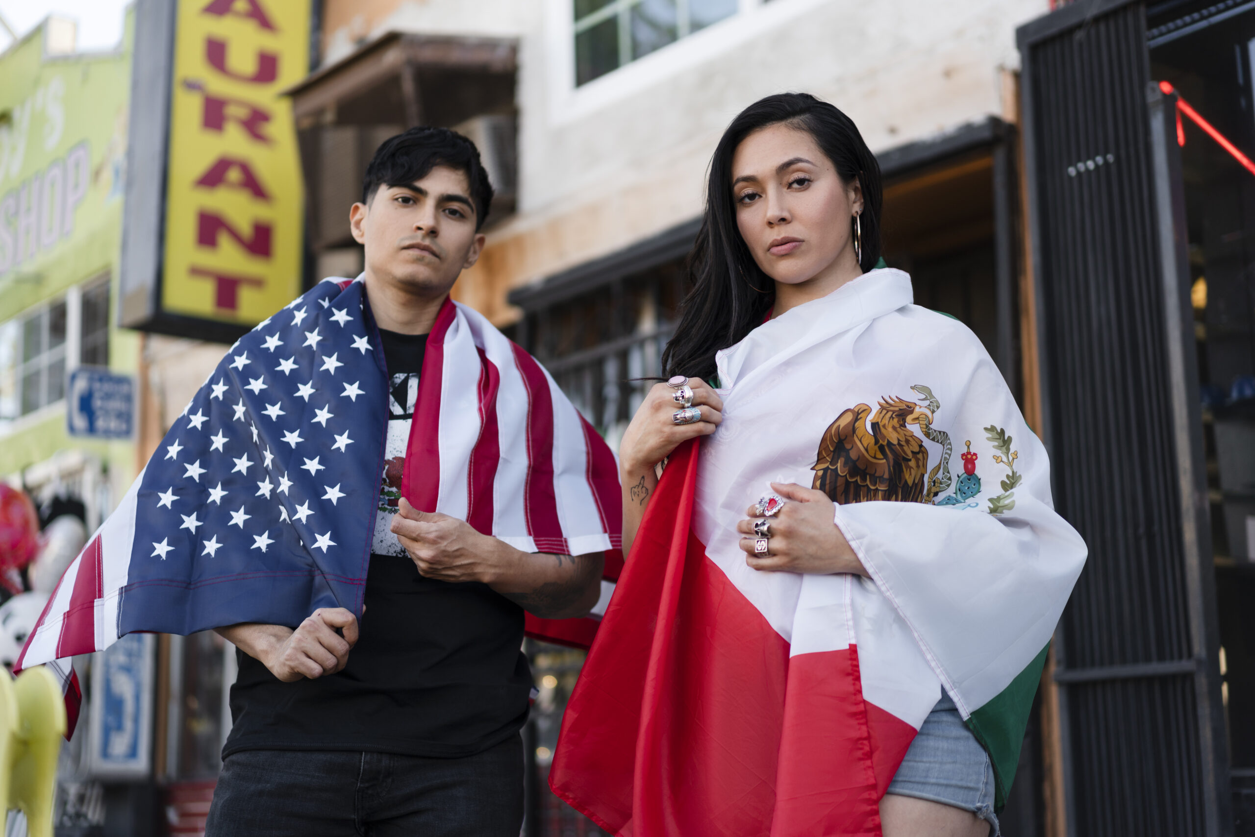 pareja joven con banderas en la calle